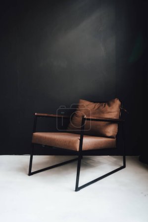 Téléchargez les photos : Chaise en cuir noir sur fond sombre - en image libre de droit