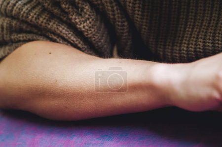 Foto de Primer plano de la mano femenina con pelos - Imagen libre de derechos