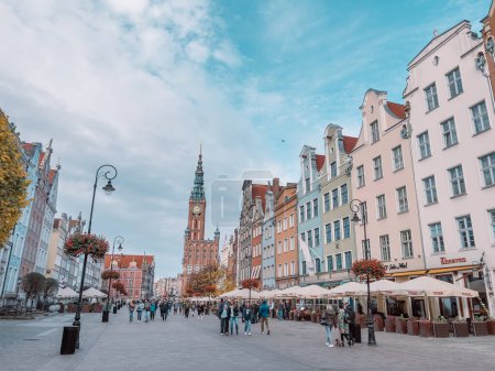 Téléchargez les photos : Gdansk, Pologne - 30 octobre 2022 : Vieille ville. Long Market street. Les gens sur la place principale du marché de la ville historique Gdansk, Pologne. Voyage concept de vacances. - en image libre de droit