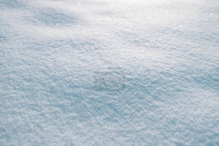 Foto de Paisaje invernal. Está nevado. Copos de nieve, derivas de nieve. A corta distancia. Nevadas. Naturaleza. Espacio de grabación, espacio libre. Contexto. - Imagen libre de derechos