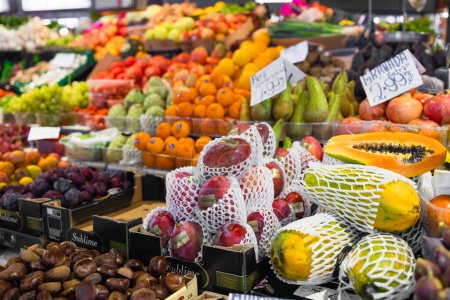 Téléchargez les photos : Cabane de fruits et légumes à La Boqueria, le marché le plus célèbre de Barcelone. L'un des plus anciens marchés d'Europe qui existent encore. Établi 1217. Photo de haute qualité - en image libre de droit