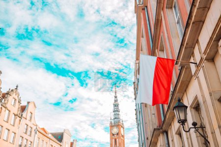 Téléchargez les photos : Drapeau de Pologne. Drapeau national de Pologne dans un ciel bleu nuageux. Gdansk, Pologne. Photo de haute qualité - en image libre de droit
