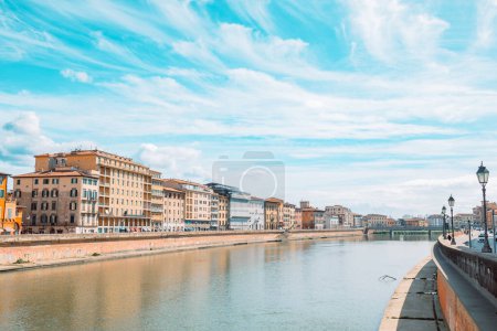 Téléchargez les photos : Pise, rivière Arno, vue Lungarno. Longue exposition. Toscane, Italie, Europe. Photo de haute qualité - en image libre de droit