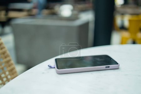 Téléchargez les photos : Téléphone intelligent sur fond de table de café rustique blanc. Photo de haute qualité - en image libre de droit