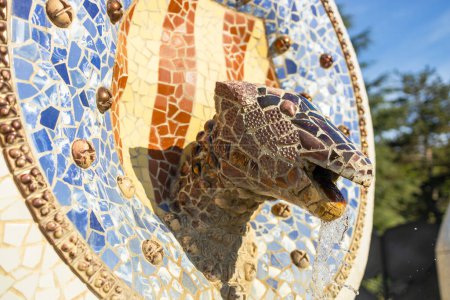 Foto de Serpiente Gaudí y cuatro bares catalanes en mosaico de cerámica modernista, decoración en Park Güell, Barcelona, España. - Imagen libre de derechos