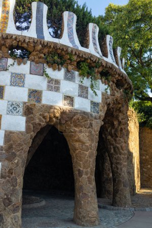 Téléchargez les photos : Tour de la maison de fée dans le parc Guel à Barcelone. Photo de haute qualité - en image libre de droit