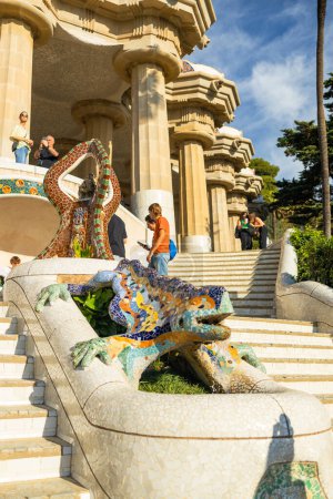Foto de Barcelona Park Güell de Gaudí Serpiente y cuatro bares catalanes en mosaico modernista - Imagen libre de derechos