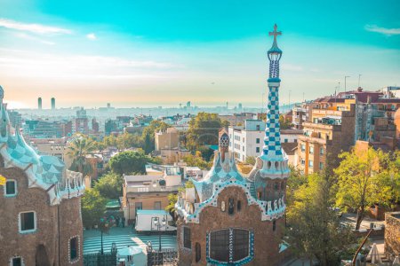 Foto de BARCELONA, ESPAÑA - Octubre 2022: Increíble Parque Guel en Barcelona. Park Guell es el famoso arte arquitectónico de la ciudad diseñado por Antoni Gaudí. Foto de alta calidad - Imagen libre de derechos