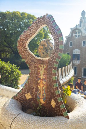 Foto de Serpiente Gaudí y cuatro bares catalanes en mosaico de cerámica modernista, decoración en Park Güell, Barcelona, España. - Imagen libre de derechos