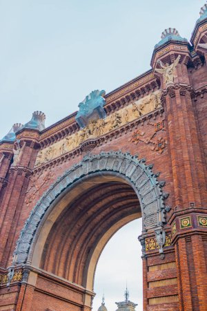 Téléchargez les photos : L'Arc de Triomphe est un arc de triomphe dans la ville de Barcelone en Catalogne en Espagne. Photo de haute qualité - en image libre de droit
