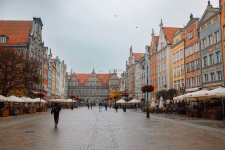 Foto de Callejón de otoño por la mañana en el casco antiguo de Gdansk, Polonia. Foto de alta calidad - Imagen libre de derechos