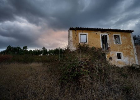 Foto de Casa abandonada en una montaña - Imagen libre de derechos