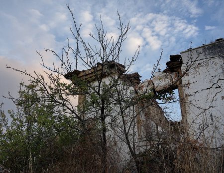 Foto de Edificio abandonado con ventanas arruinadas - Imagen libre de derechos