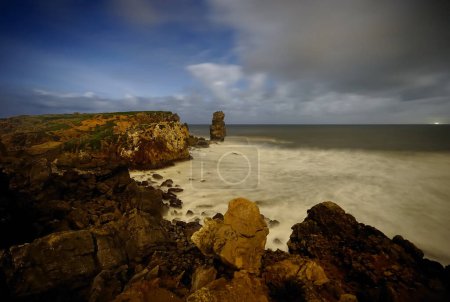 Foto de Luz de luna en la costa 2, Peniche, Portugal - Imagen libre de derechos