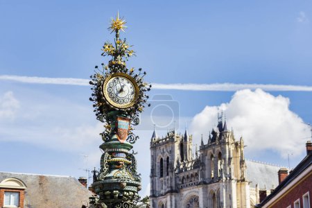 Téléchargez les photos : Historic street clock with the famous Amiens Cathedral in the background, Amiens, Hauts-de-France, France - en image libre de droit