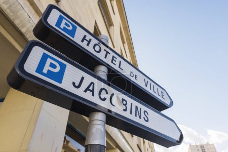 Foto de Street signs to parking lots in the center of Amiens, Hauts-de-France, France - Imagen libre de derechos