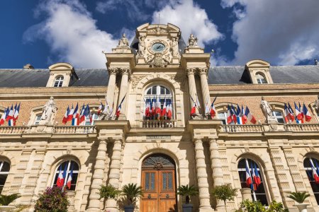 Téléchargez les photos : Historic old townhall with french national flags at the windows, Amiens, Hauts-de-France, France - en image libre de droit