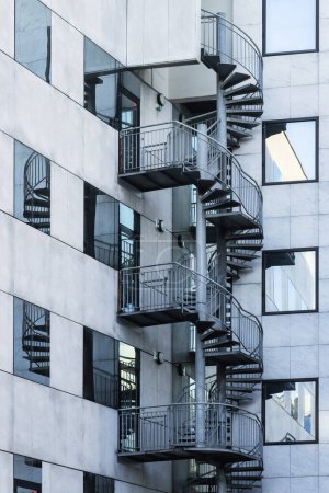 Foto de Picture of a spiral staircase in the corner of an office building - Imagen libre de derechos