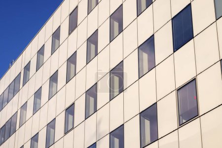 Foto de Facade of a modern office building with rows of windows - Imagen libre de derechos