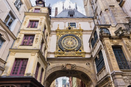 Téléchargez les photos : The famous Gros Horloge, an astronomical clock from 14th century in Rouen, France - en image libre de droit
