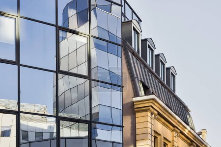 Téléchargez les photos : Modern glass facade beside an old building in the center of Lille, France - en image libre de droit