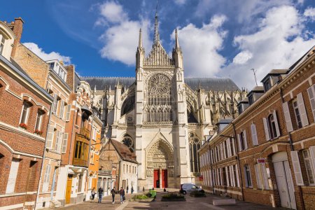 Téléchargez les photos : Amiens, France - September 28, 2022: Amiens Cathedral with unidentified people. Amiens is the capital of the Somme department and has has an important historical and cultural heritage - en image libre de droit