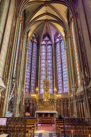 Foto de Amiens, France - September 28, 2022: interior view of the famous Amiens Cathedral.The cathedral is the seat of the Bishop of Amiens and is listed as a UNESCO World Heritage Site - Imagen libre de derechos