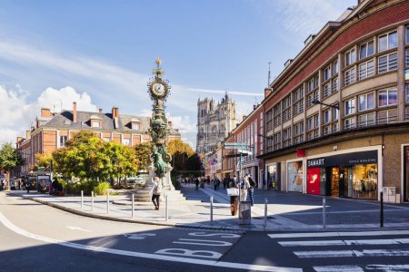 Foto de Amiens, France - September 28, 2022: street view with Amiens cathedral in the background. Amiens is the capital of the Somme department and has an important historical and cultural heritage - Imagen libre de derechos