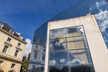 Foto de Amiens, France - September 28, 2022: reflecting glass facade of the Maison de la Culture d'Amiens. It is a European center for artistic and cultural creation, production and dissemination in Amiens. - Imagen libre de derechos