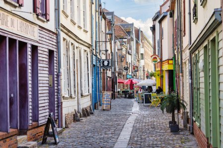 Foto de Amiens, France - September 28, 2022: alley with restaurants in the old town of Amiens. Amiens is the capital of the Somme department and has an important historical and cultural heritage - Imagen libre de derechos