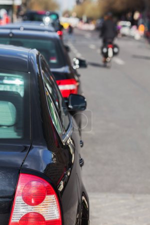 Téléchargez les photos : Parked cars along a city street with narrow depth of field - en image libre de droit