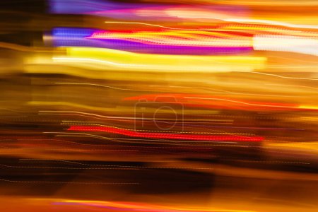Foto de Imagen con cámara hecha desenfoque de movimiento de los senderos de luz abstracta del tráfico nocturno - Imagen libre de derechos
