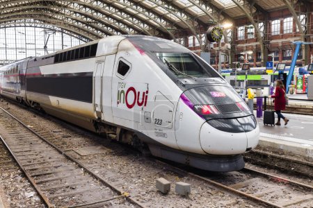 Téléchargez les photos : Lille, France - October 02, 2022: French TGV train at the station in Lille. TGV is France's intercity high-speed rail service, operated by SNCF - en image libre de droit
