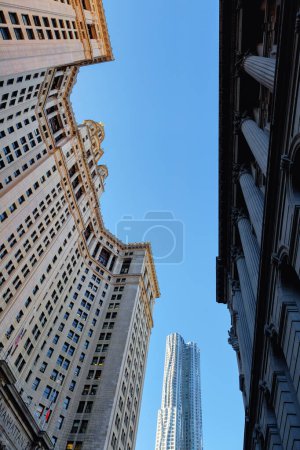 Téléchargez les photos : New York, États-Unis - 06 octobre 2015 : gratte-ciel 8 Spruce Street à partir de bâtiments plus anciens à Manhattan. Le gratte-ciel a été conçu par l'architecte de renommée mondiale Frank Gehry - en image libre de droit