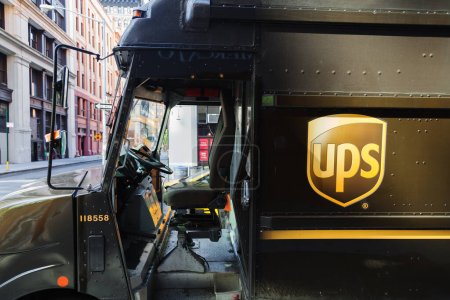 Foto de Nueva York, EE.UU. - 06 de octubre de 2015: UPS Van en Manhattan, Ney York City. United Parcel Service es una empresa multinacional estadounidense de transporte marítimo y recepción fundada en 1907. - Imagen libre de derechos