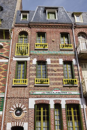 Téléchargez les photos : Photo de façades de belles maisons anciennes à Mers-Les-Bains, France - en image libre de droit