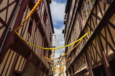 Foto de Estrecha carretera con casas de entramado de madera en el casco antiguo de Rouen, Francia - Imagen libre de derechos