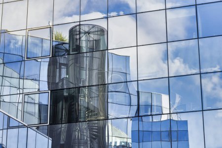 Téléchargez les photos : Detail of a glass facade of a modern building with reflections - en image libre de droit