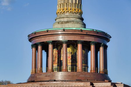 Téléchargez les photos : Gros plan de la base de la colonne de la Victoire à Berlin, Allemagne - en image libre de droit
