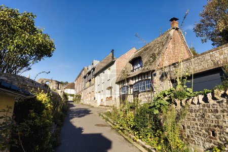 Téléchargez les photos : Photo d'une route avec de belles maisons anciennes à Veules-les-Roses, Normandie, France - en image libre de droit