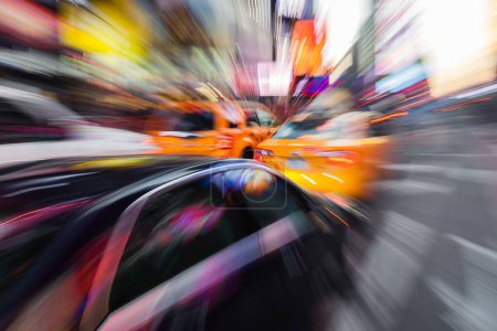 Téléchargez les photos : Image avec appareil photo fait effet zoom de la circulation automobile achalandée au centre-ville de Manhattan, New York, États-Unis - en image libre de droit
