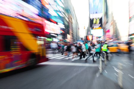 Téléchargez les photos : Photo avec appareil photo fait effet de zoom de personnes foules de personnes traversant une rue du centre-ville de Manhattan, New York, États-Unis - en image libre de droit