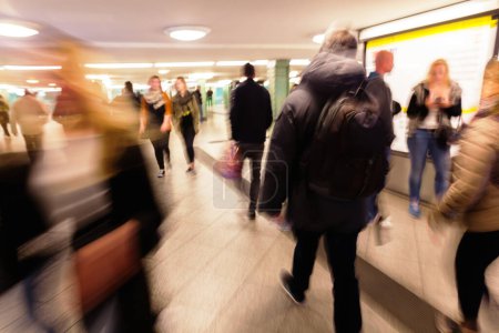 Foto de Imagen de multitudes de personas que están caminando en una estación de metro - Imagen libre de derechos