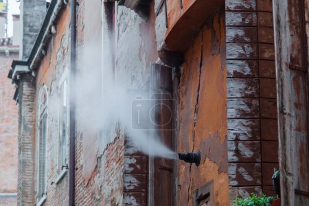 Foto de Imagen de una tubería de combustión de caldera en una casa vieja en Venecia, Italia - Imagen libre de derechos