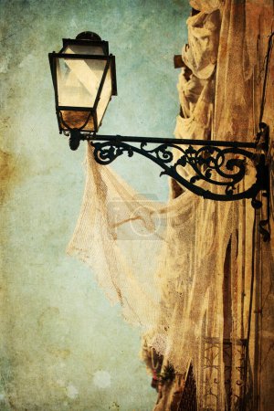 Foto de Textured picture of an antique street lantern at a house wall - Imagen libre de derechos