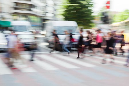 Téléchargez les photos : Abstract picture with intentional motion blur of crowds of people crossing a city street - en image libre de droit