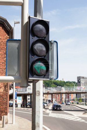 Foto de Imagen de un semáforo con una flecha de dirección verde en una ciudad - Imagen libre de derechos