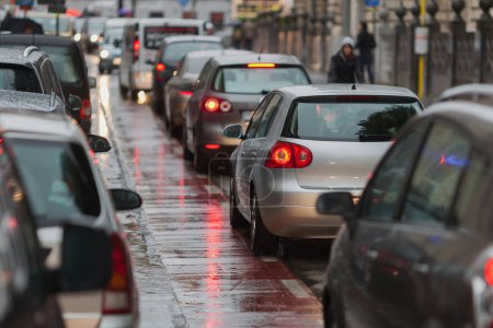 Téléchargez les photos : Picture of a traffic jam on a city road in the evening while it is raining - en image libre de droit