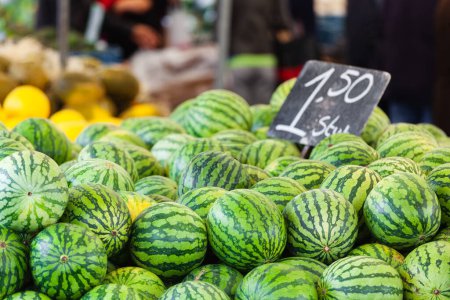 Téléchargez les photos : Picture of a stack of melons on a stall at a street market - en image libre de droit
