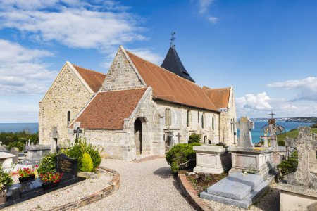 Téléchargez les photos : Varengeville-sur-Mer, France - 29 septembre 2022 : L'église Saint-Valery et le cimetière sont connus pour leur emplacement et la tombe de Georges Braque et les vitraux qu'il a conçus - en image libre de droit
